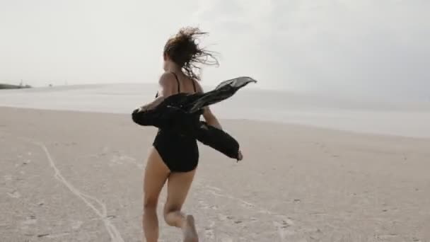 Neşeli kadın eğleniyor sıcak yaz tatil günde çöl — Stok video