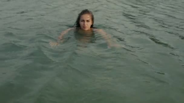 Donna che nuota con piacere nel lago in una calda giornata di vacanza estiva — Video Stock