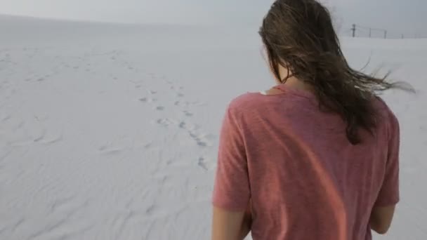 Mujer joven bailando hip hop en el desierto — Vídeos de Stock