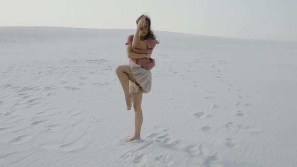 Mladá žena tančí hip-hop na písku na poušti v letní den — Stock video