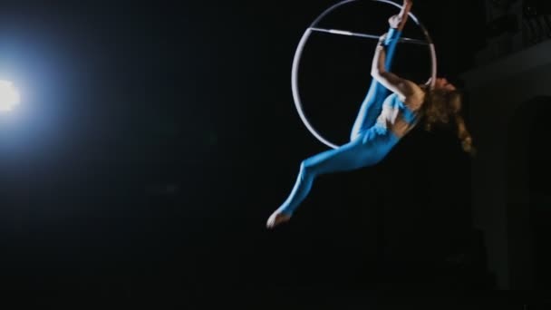 Lucht gymnastische op luchtfoto hoepel — Stockvideo