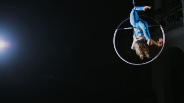 Air gymnastic on aerial hoop — Stock Video