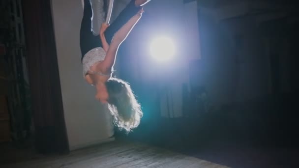 Circus performer opknoping op luchtfoto hoepel en doen sommige acrobatische elementen — Stockvideo