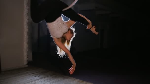 Circus performer opknoping op luchtfoto hoepel en doen sommige acrobatische elementen — Stockvideo