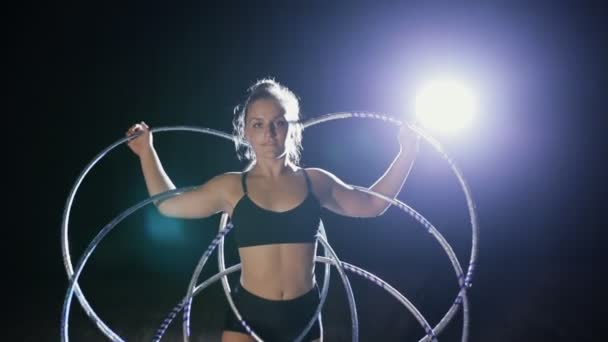 Sanat jimnastik. Kadın olay yerinde birçok hula hoop Döndürme topu. — Stok video