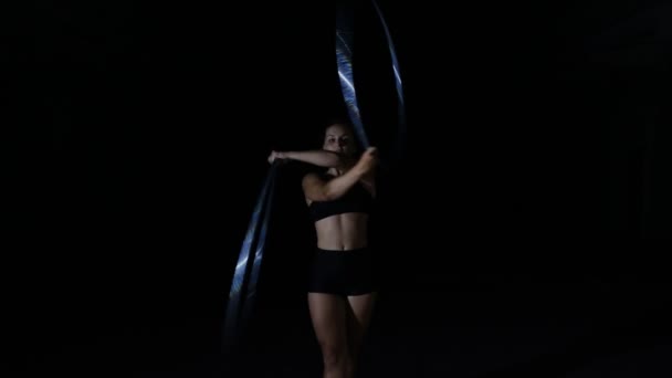 Profesional hembra circo acrobat girar hula hoop en escena — Vídeo de stock