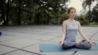 Güzel genç kadın parkta meditasyon