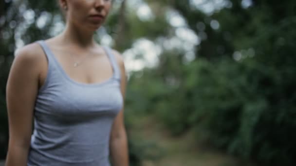 Deportiva chica se dedica al yoga en el parque — Vídeo de stock