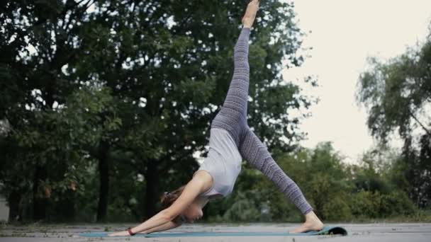 Yoga-Übungen. Frau übt auf der Straße. — Stockvideo