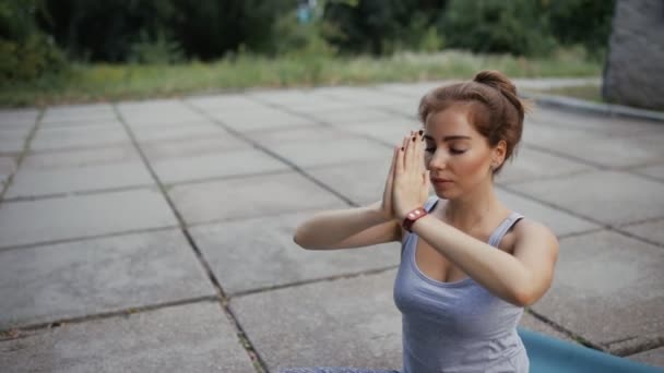 Esercizio di yoga. Donna che pratica per strada . — Video Stock