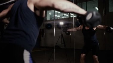 Atletik erkek kasları ayna yansıması pompalama