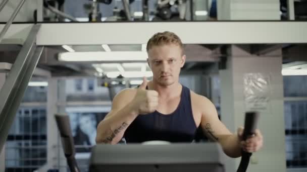 Férfi sportoló képzés cardio gyakorlat — Stock videók