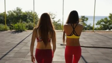 İki sportswomen spor yere, geri görünüme git