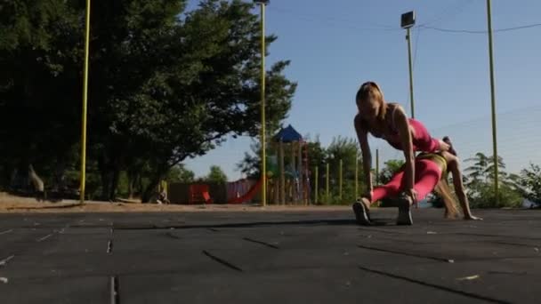 Entrenamiento de novia deportiva al aire libre. Hacen tablón juntos . — Vídeo de stock