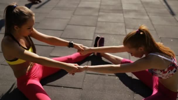 Önce egzersiz eğitim açık ısınma sportswomen — Stok video