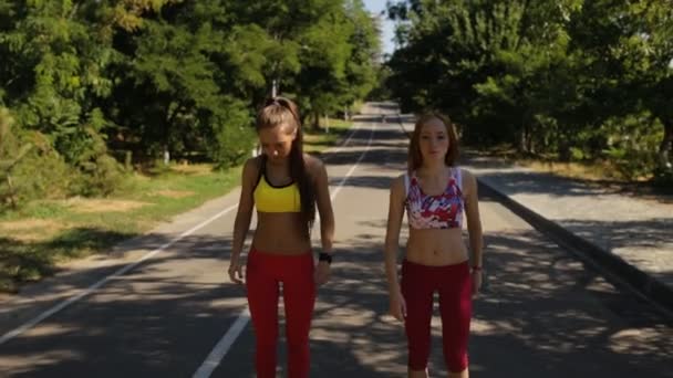 Sportos barátnők kocogás együtt szabadtéri parkban — Stock videók