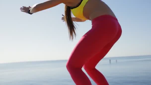 Sportlerinnen trainieren draußen auf der Seebrücke - Burpee-Übung — Stockvideo