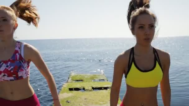 运动型的女朋友跳海码头上。锻炼训练. — 图库视频影像