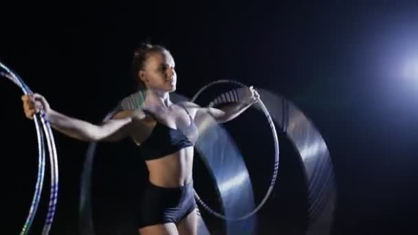 Profesionální žena akrobatické performer otočit hula hoop na scéně — Stock video