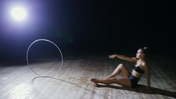 Gimnasia artística. Mujer movimiento con hula hoop . — Vídeo de stock