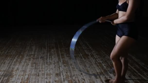 Kunstturnen. Frau bewegt sich mit Hula-Hoop-Reifen. — Stockvideo