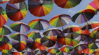 Gökyüzü şehri sokak boyama şemsiye asma dekorasyon