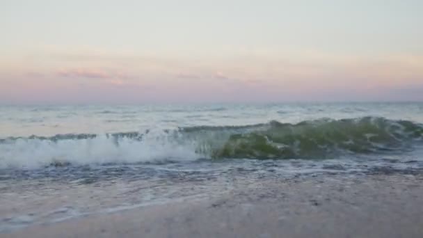 Havbølger i nærheten – stockvideo