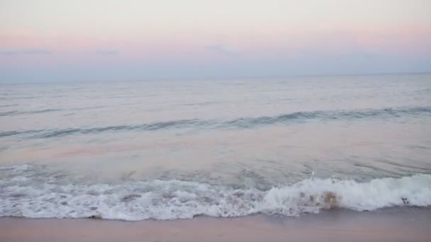Deniz dalgaları yaklaşıyor. — Stok video