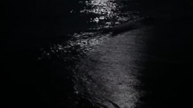 Karanlık gece deniz vawes. Ay ışığı.