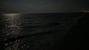 Karanlık gece deniz vawes. Ay ışığı.
