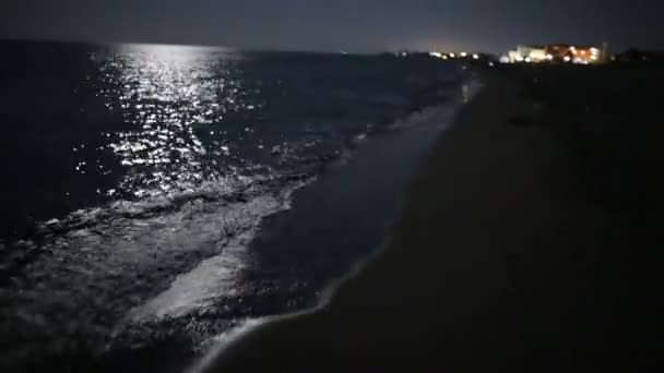 Geceleri deniz vawes. Ay ışığı. — Stok video