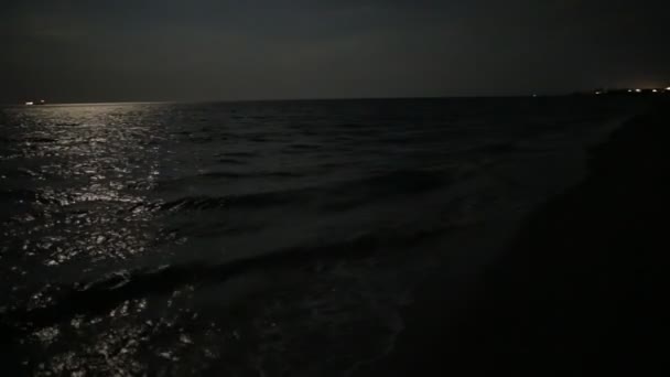 Karanlık gece deniz vawes. Ay ışığı. — Stok video