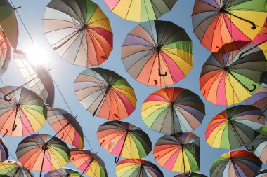 Gökyüzü şehri sokak boyama şemsiye asma dekorasyon