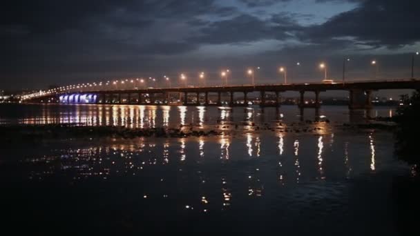 Riflessione della città di notte nel fiume. Dnepr, Ucraina . — Video Stock