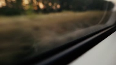 Demiryolu parça hareket tren penceresinden bulanık soyut manzara