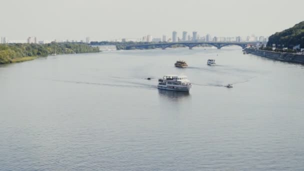 Statki na rzece Dniepr w Kijowie — Wideo stockowe