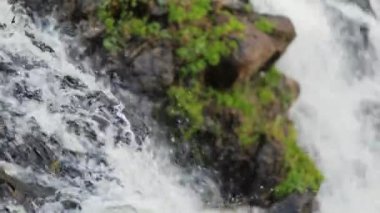 Şelale closeup çim ve taş ile doğada.