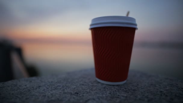 God tidig morgon med te på city. Cup närbild. — Stockvideo