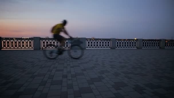 Ποδηλάτη που βόλτες παρελθόν πάνω στην προκυμαία της πόλης — Αρχείο Βίντεο