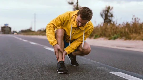 Runner Man Shin Trauma Pain Road — Stock Photo, Image