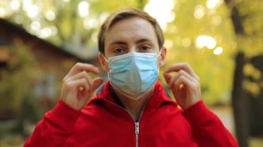 Adam parkta cerrahi maskesini çıkardı.