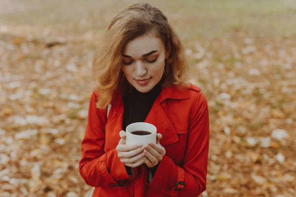 งดมกล นกาแฟในว นฤด ใบไม วงในสวน — ภาพถ่ายสต็อก