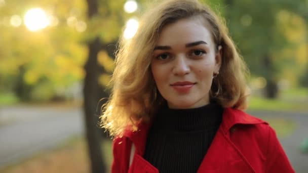 Schöne Frauenporträt am Herbsttag — Stockvideo