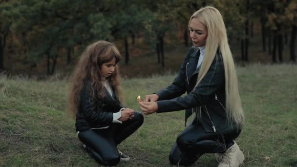 Mädchen mit Mutter verbrennt Wunderkerzen — Stockvideo