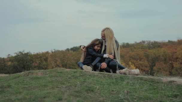 Mère avec sa fille assise sur un sol ensemble à l'automne — Video