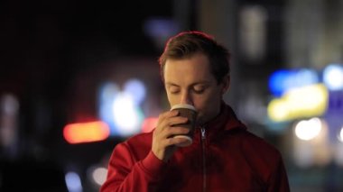 Gece vakti kahve içen adam.