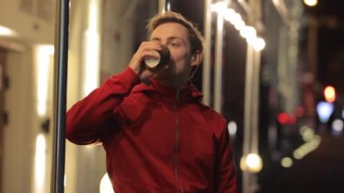 Gece vakti kahve içen adam.