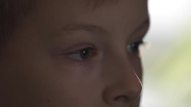 Erkek gözleri PC 'ye yakından bakıyor.