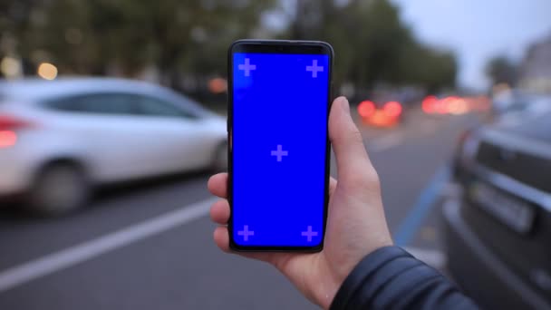 POV男性手保持空の画面モックアップのスマートフォンで都市道路 — ストック動画