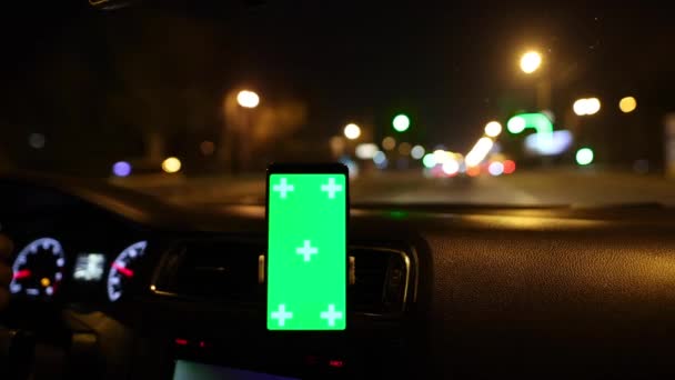 Smartphone com tela verde no carro noite dirigindo fundo — Vídeo de Stock